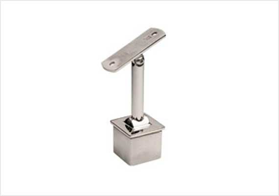 Soporte ajustable para unión de poste de barandillas y pasamanos cuadrado o rectangular.